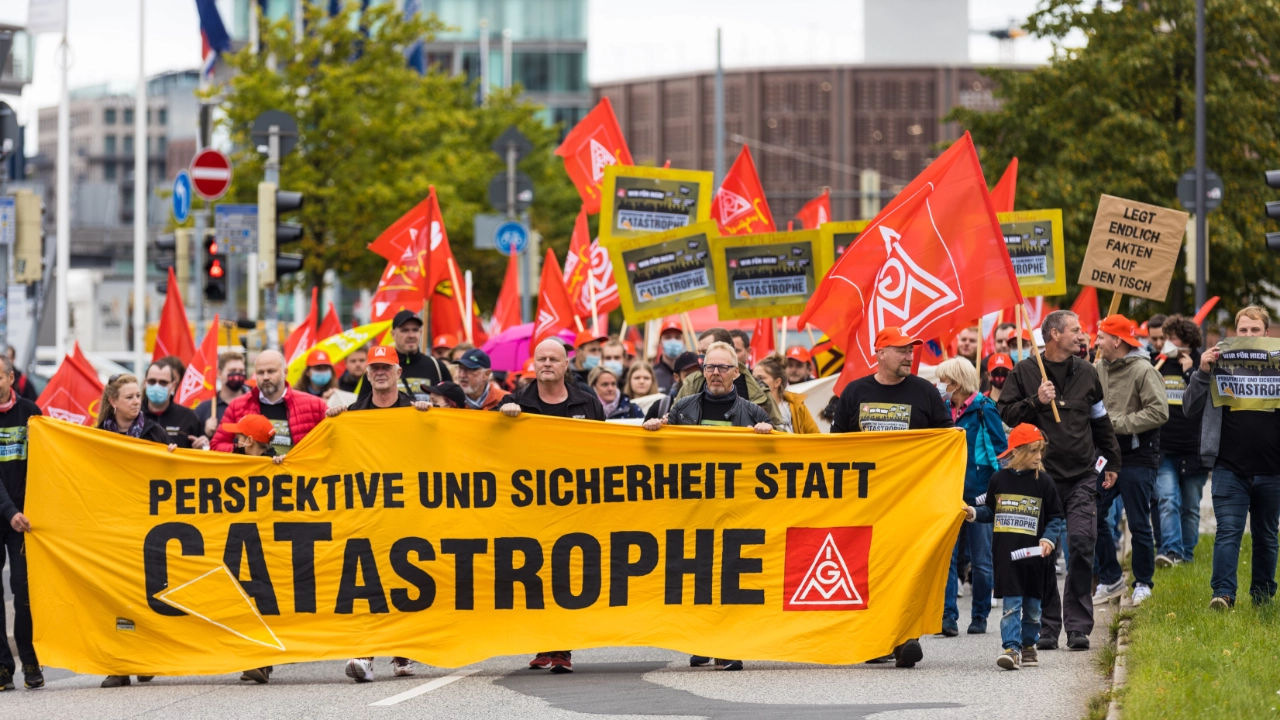 Die Beschäftigten der von der Schließung bedrohten Standorte demonstrieren in Kiel