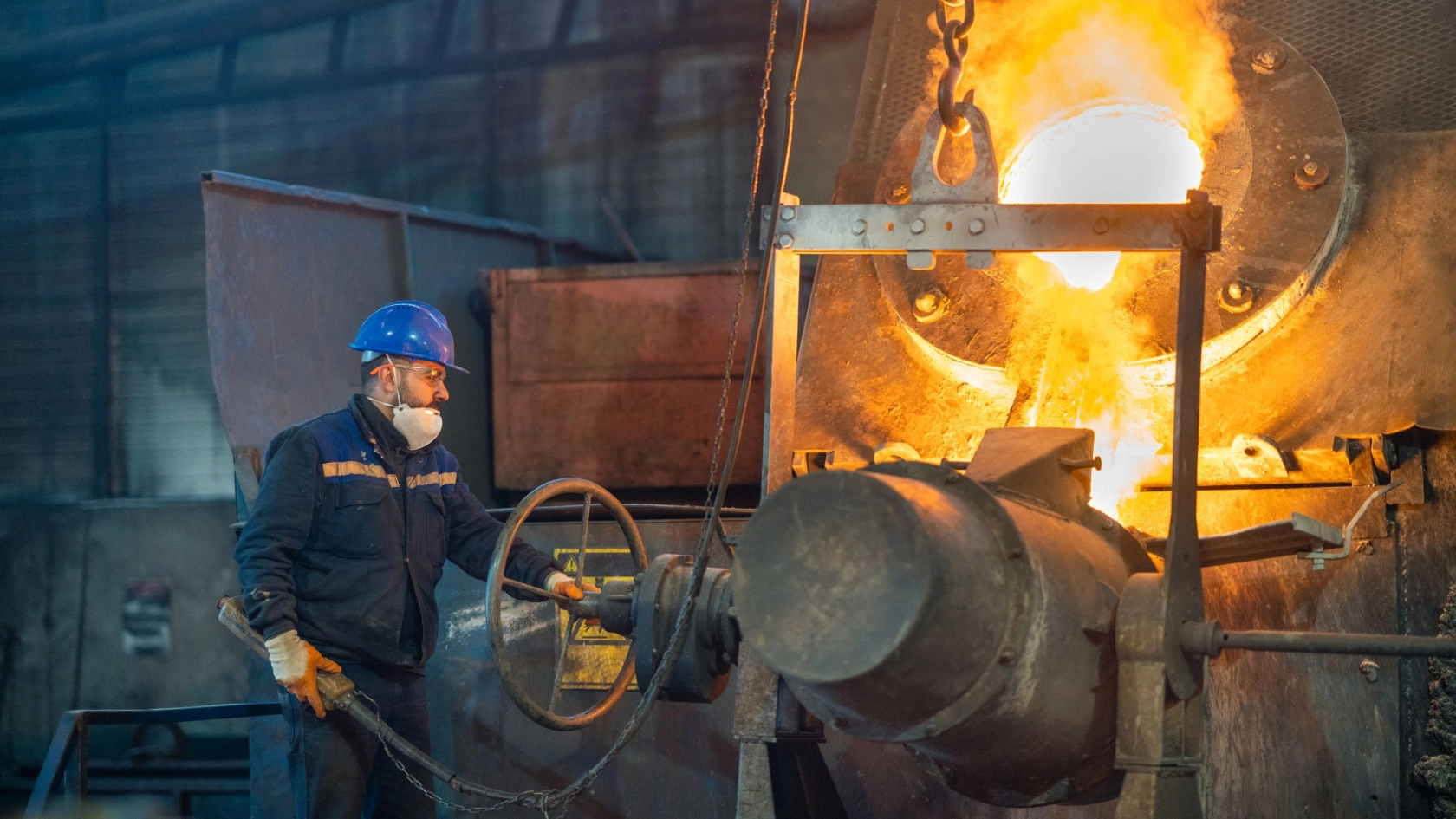 Stahlarbeiter kontrolliert heißen Metallguss