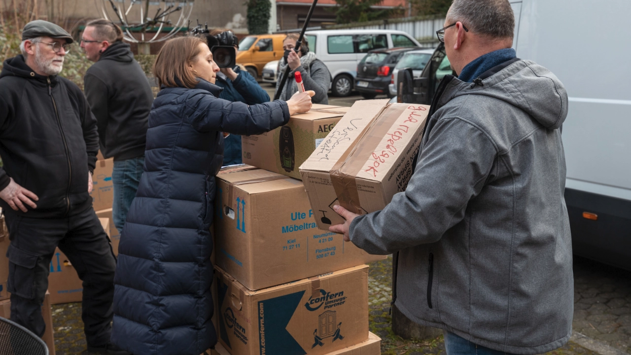 Verpacken der Hilfsgüter für die Ukraine auf dem Hof des Kieler Gewerkschaftshauses