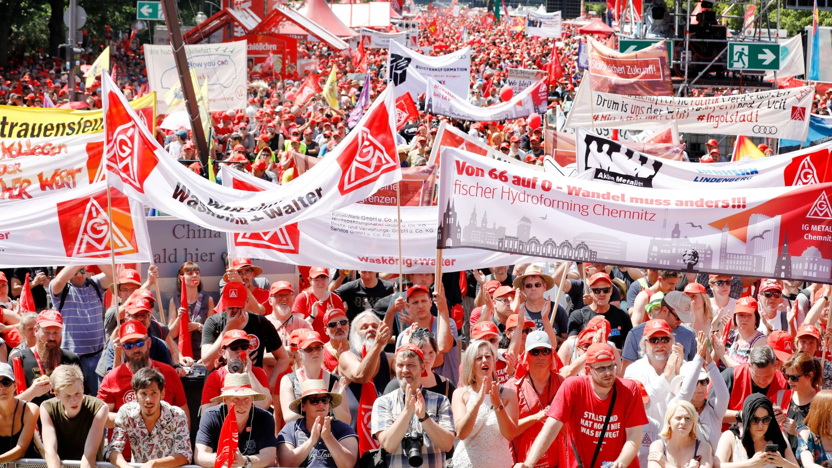Menschenmenge bei der Fairwandel-Kundgebung in Berlin