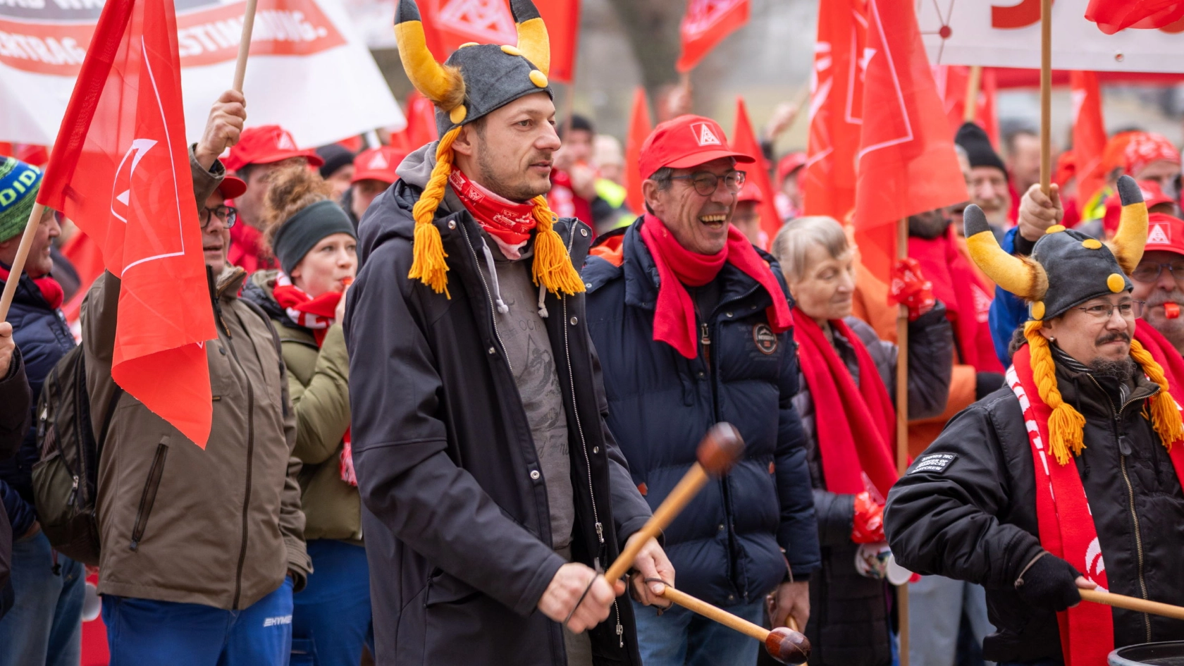 Beschäftigte bei einer Aktion vor der 3. Tarifverhandlung in der Holz und Kunststoff-Industrie in Laupheim (Baden-Württemberg)