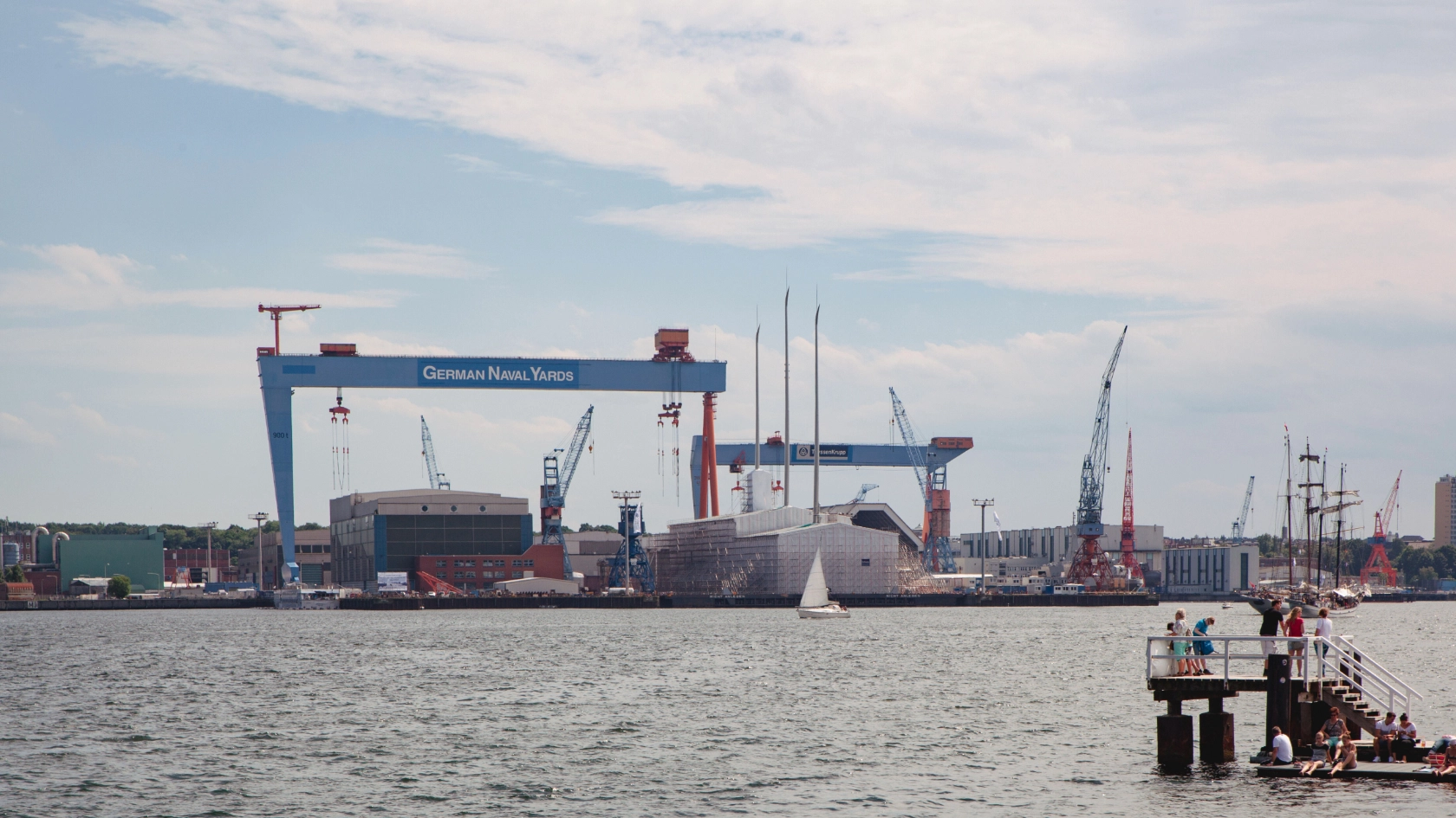 Kieler Förde mit Werft im Hintergrund