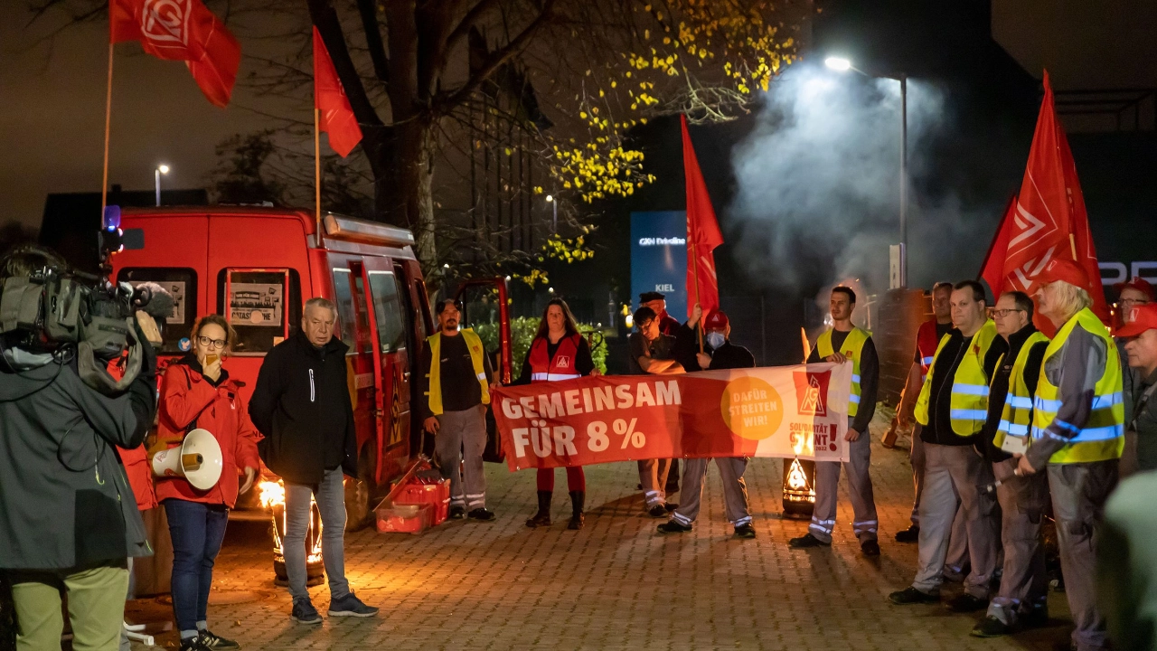 Warnstreikauftakt Nachtaktion GKN Driveline Kiel