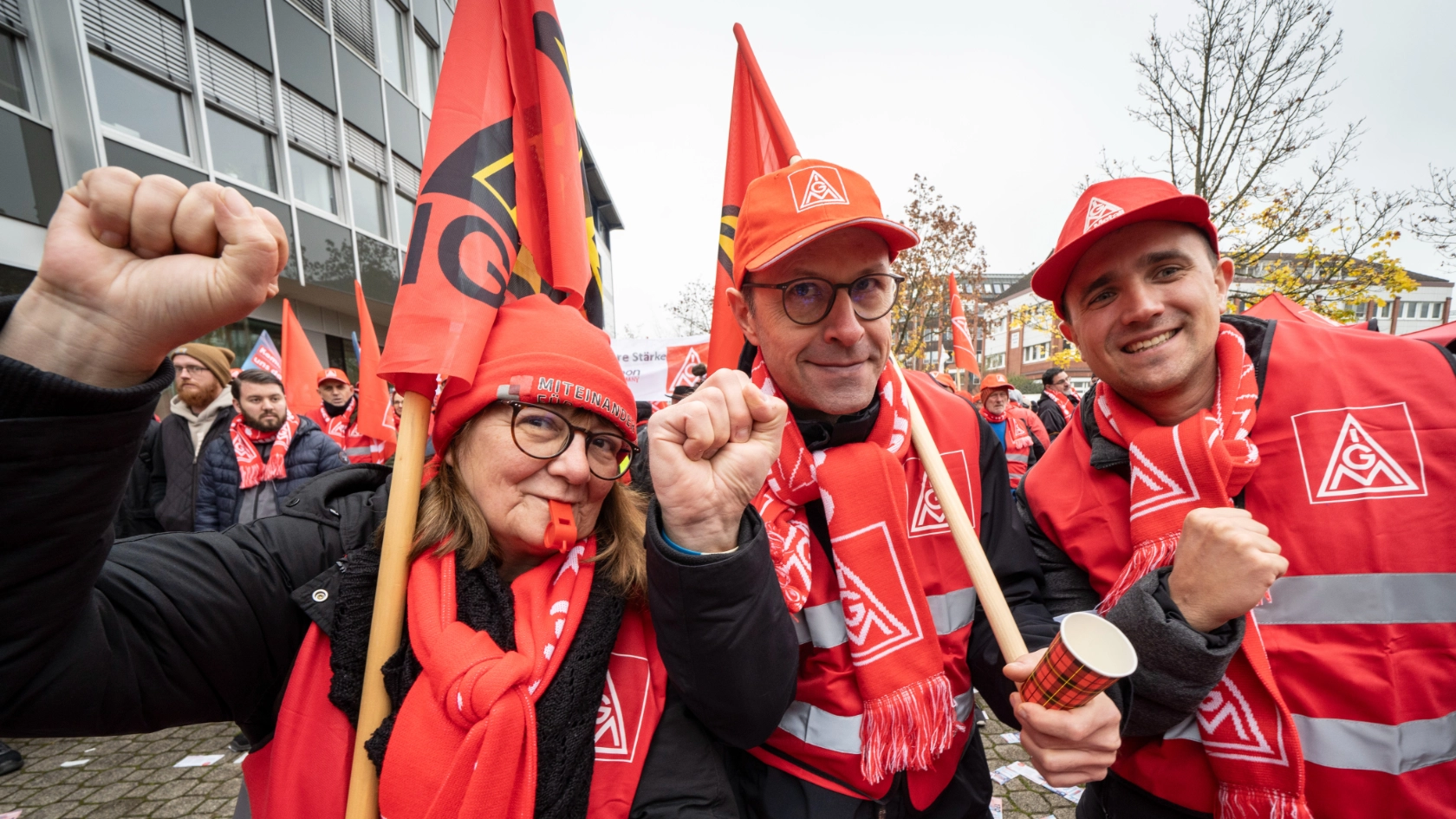 Beschäftigte beim Warnstreik in der Metall-Tarifrunde