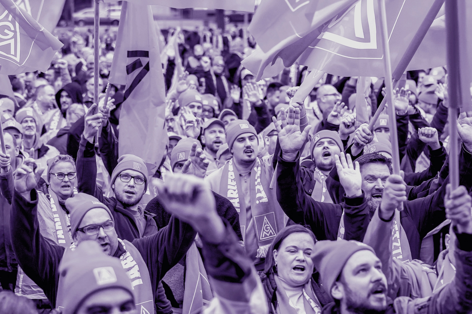 Metallerinnen und Metaller bei einer Kundgebung.