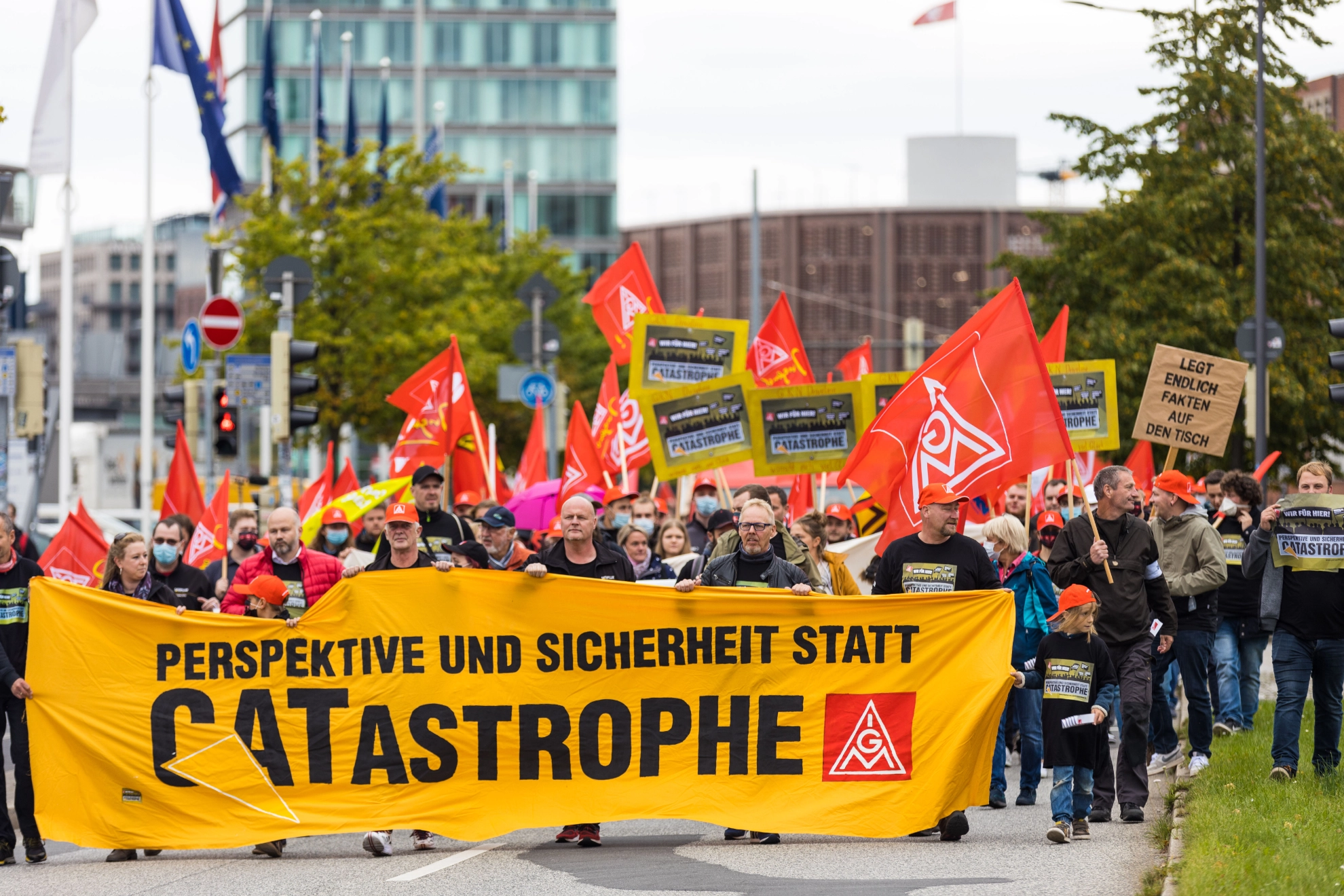 Die Beschäftigten der von der Schließung bedrohten Standorte demonstrieren in Kiel