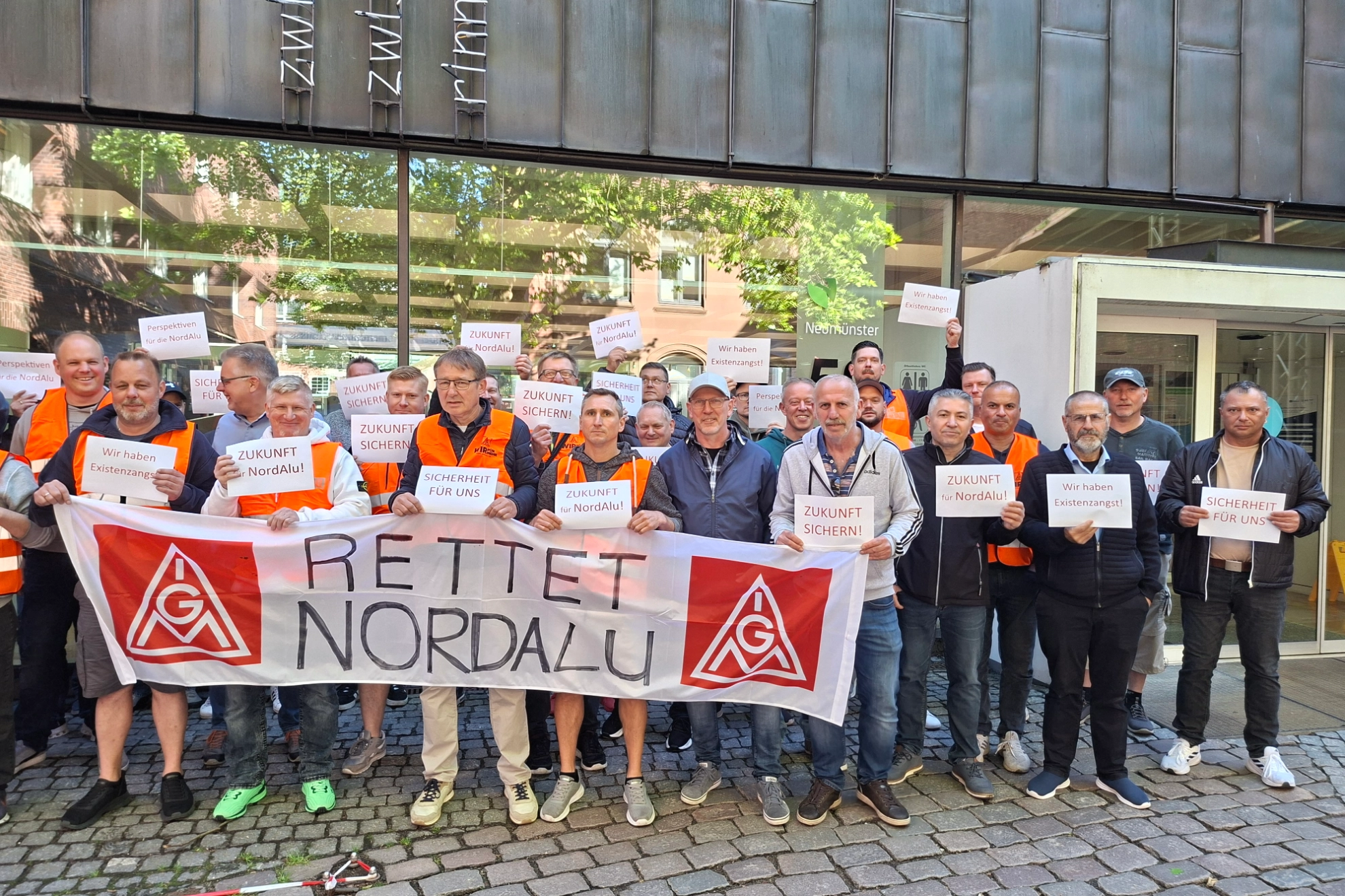 NordAlu vor dem Rathaus