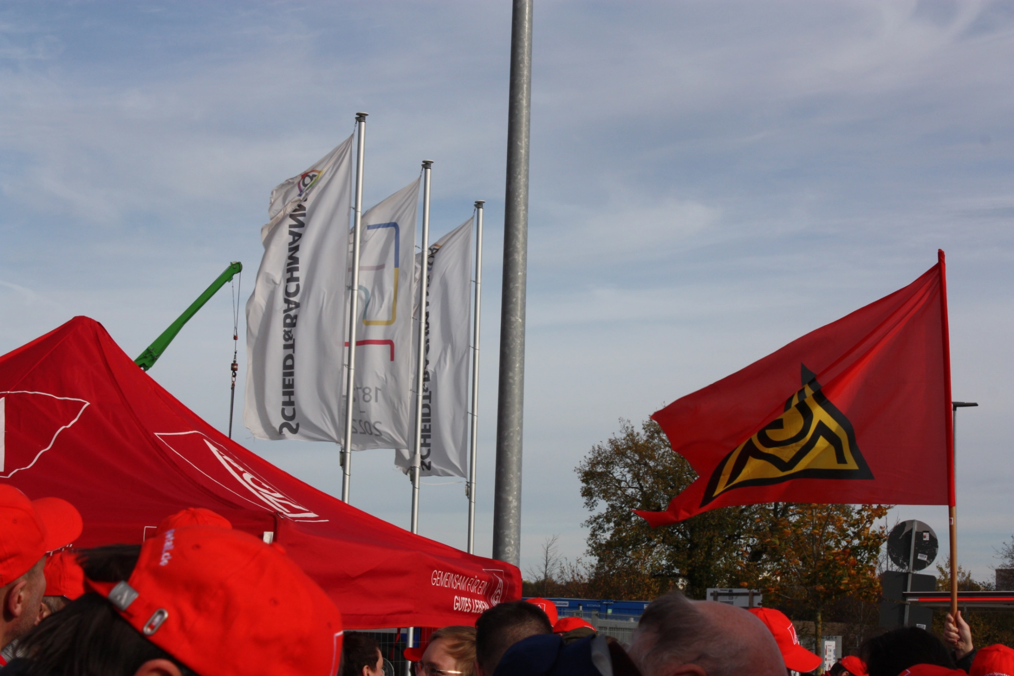 Mit einer „Aktiven Mittagspause“ haben die Beschäftigten der Scheidt & Bachmann System Technik GmbH am Dienstag, dem 08. November 2022 ihre Tarifforderung nach einer angemessenen Entgelterhöhung bekräftigt.