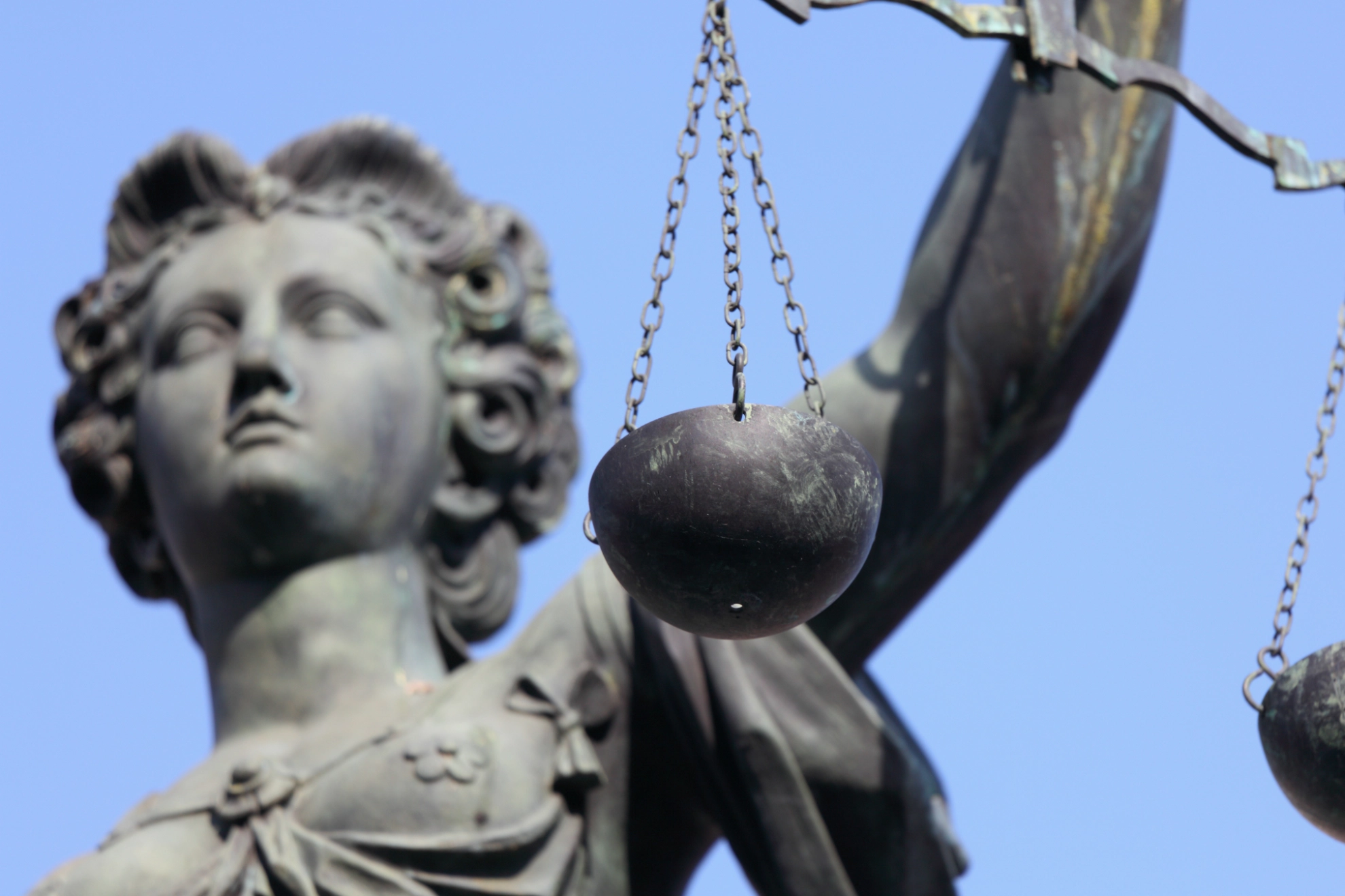 Eine Statue von Justizia mit Waage in der Hand