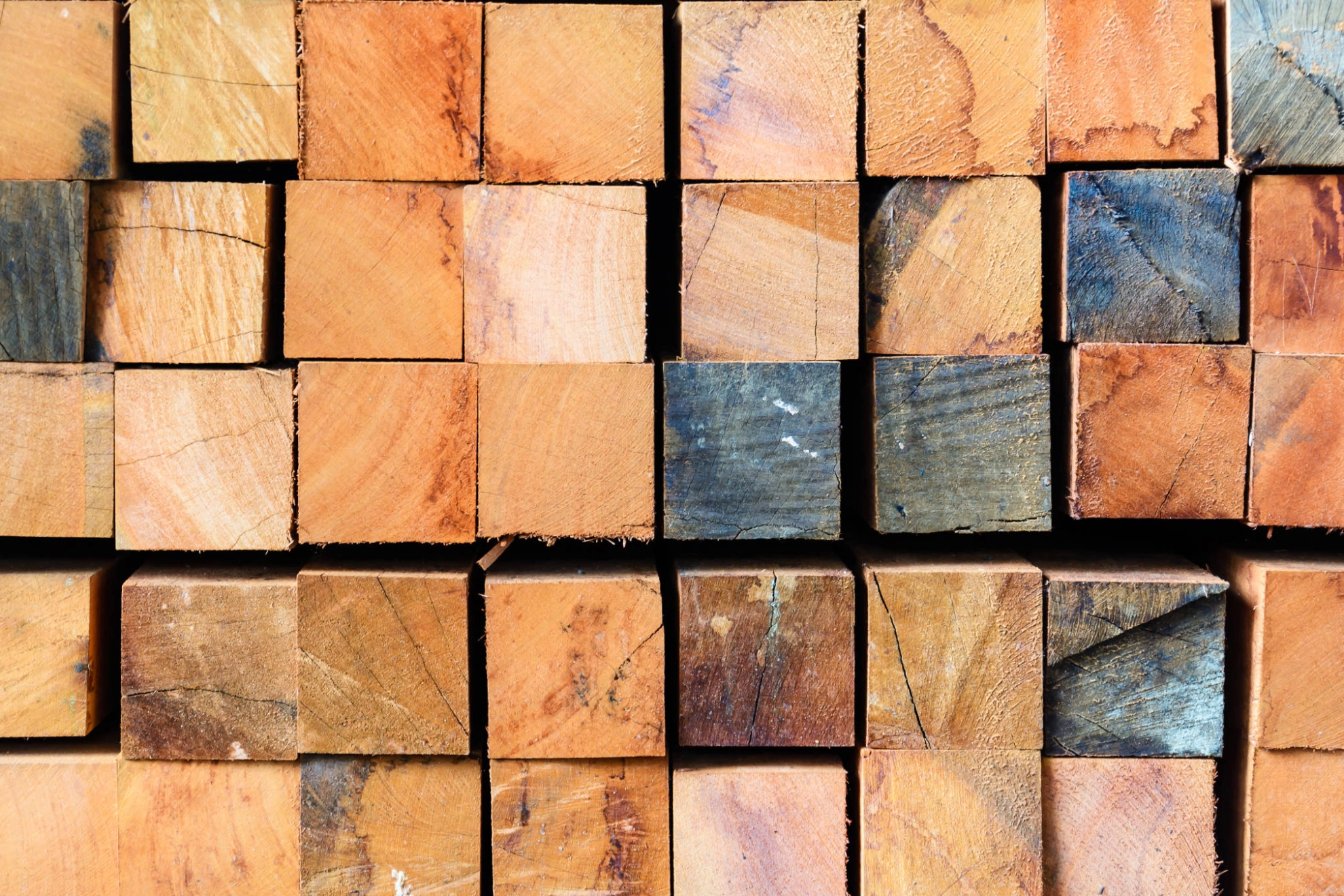 Ein Stapel Holzbalken.