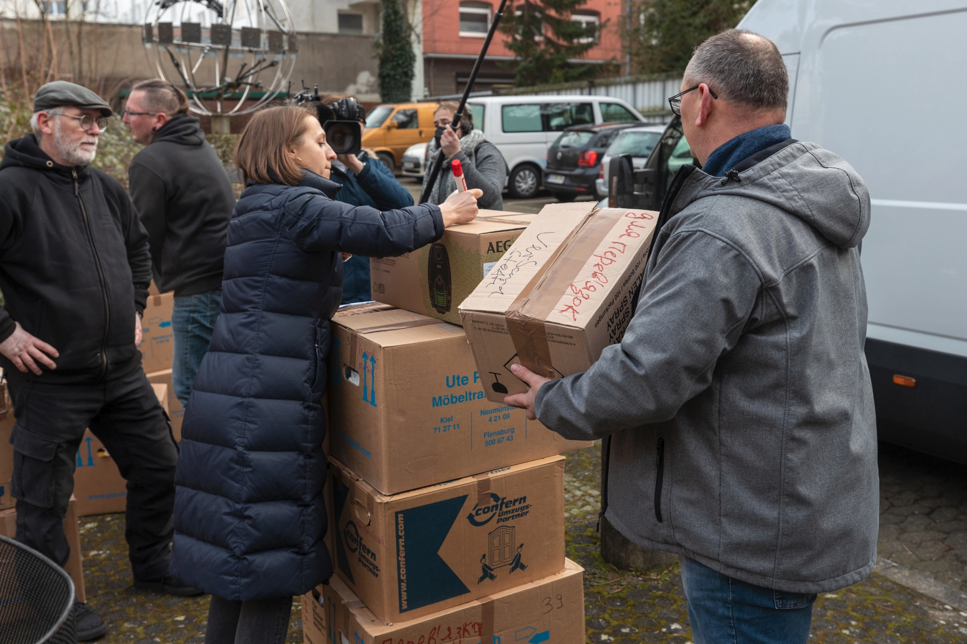 Verpacken der Hilfsgüter für die Ukraine auf dem Hof des Kieler Gewerkschaftshauses