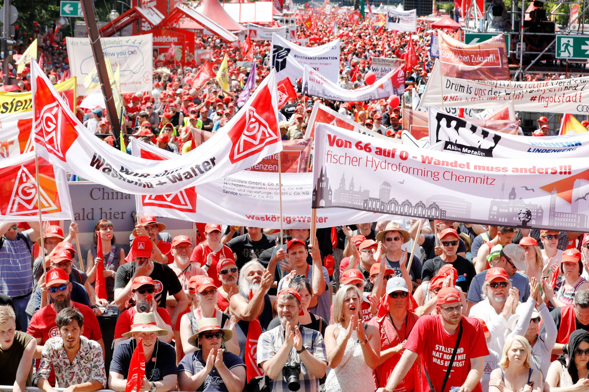 Menschenmenge bei der Fairwandel-Kundgebung in Berlin