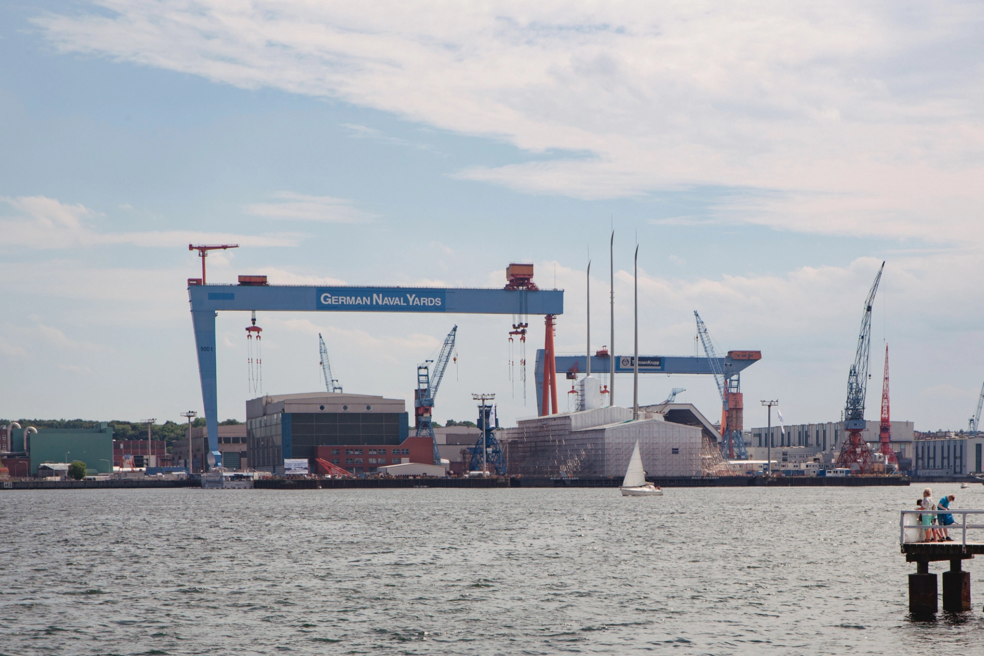 Kieler Förde mit Werft im Hintergrund
