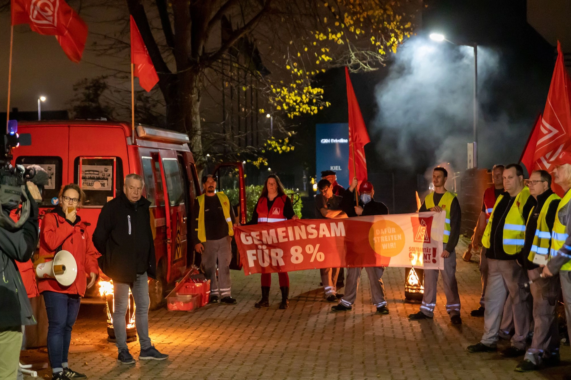 Warnstreikauftakt Nachtaktion GKN Driveline Kiel