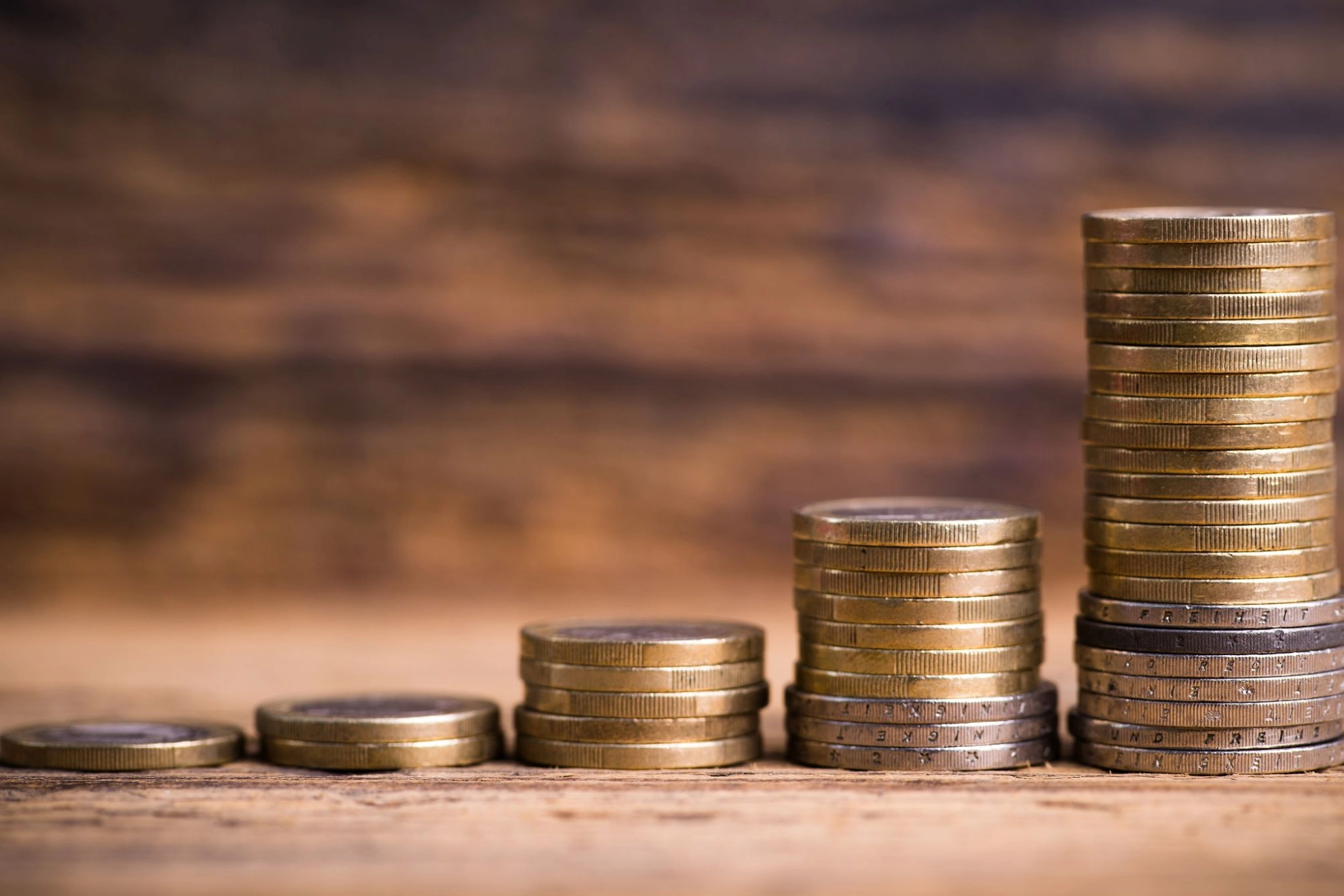 ungleich hohe Stapel von Münzen aneinandergereiht