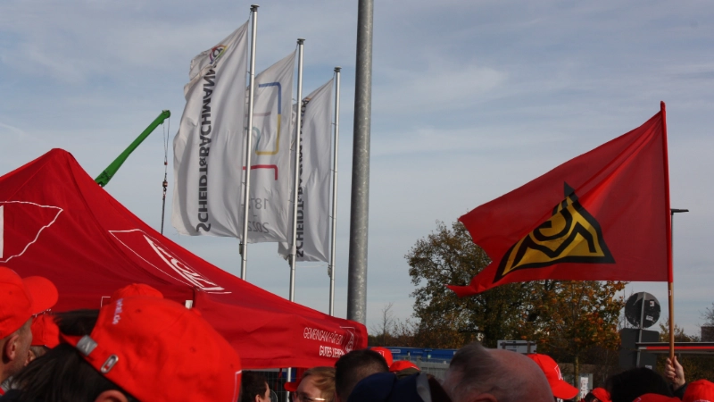 Mit einer „Aktiven Mittagspause“ haben die Beschäftigten der Scheidt & Bachmann System Technik GmbH am Dienstag, dem 08. November 2022 ihre Tarifforderung nach einer angemessenen Entgelterhöhung bekräftigt.